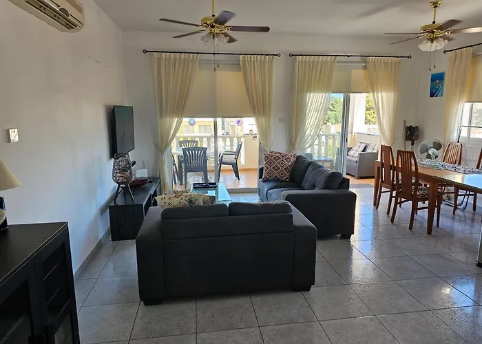 Beautiful 2 Bedrooms By The Pool